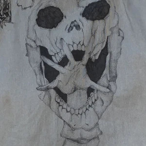 Designar vad som helst:)  - Jag kan designa/rita vad ni vill:) här är exempel på saker jag har ritat. På jeansen har jag även gjort hål i de. Det är enkelt, antingen kan jag köpa in något till er som jag designar valfri design på eller så skickar ni in något jag ska designa något på. Pris bror på svårighetsgrad av designen men det är bra pris! Skriv för mer bilder eller info:) frakten bror på vikten på föremålet. (Priset är Max 300kr)