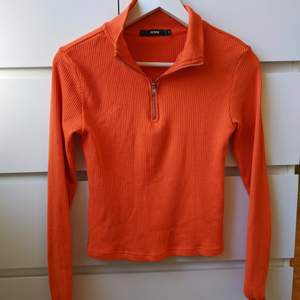 Cool orange tröja från BIK BOK i storlek s. Använd ett antal gånger men i ok skick. 