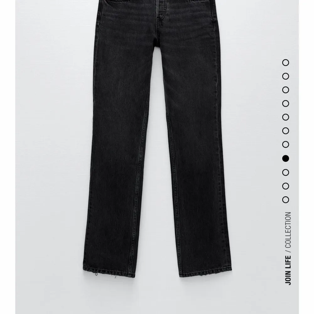 Intressekoll på mina zara jeans i storlek 34! Använd fåtal gånger! Nypris 359kr och är slutsålt på hemsidan! Vid frågor eller fler bilder kom privat! Köpare står för frakt!💓. Jeans & Byxor.