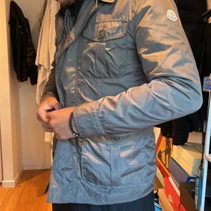 Moncler windbreaker - Moncler windbreaker strl M. Färg Asfalt grå väldigt sparsamt använd cond 9/10