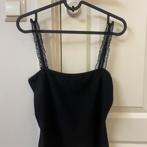 linne - linne köpt sekondhand i storlek S. säljer det nu för 25kr då det inte kommer till användning 