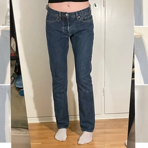 Lågmidjade raka jeans - Ett jättefint par gamla HM jeans i storlek 34/36. Lågmidjade och mörkblåa. Är 170 cm för referens. Skicka meddelande för mått!
