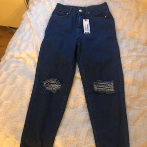 Mörkablåa jeans från boohoo - Mörkblåa jeans från boohoo. Strl 36. Aldrig använda endast testade:)