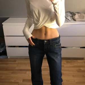 Vit topp - jättefin vit topp🤍säljer pga den aldrig används(lappen kvar)skriv privat för mer info❤️‍🔥