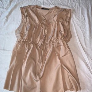 Blus - Fin beige blus, en i S och en i M