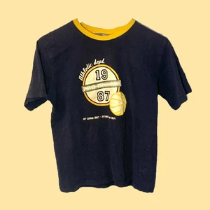 T-shirt - T-shirt med tryck köpt second hand, säljer då den inte kommer till användning. Skulle säga att den är i storlek S. Frakt tillkommer💙