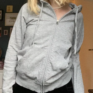 Zipup hoodie - Grå zipup 💕