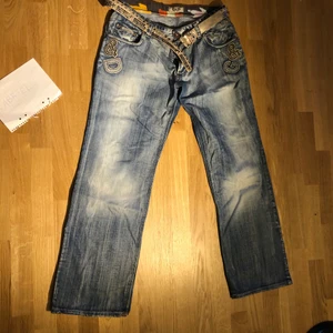 dolce gabbana byxor - säljer mina favorita byxor (dolce gabbana) jag e 1.90 och de passar ganska bra med bälte på (köper man byxorna, kommer bältet med) jättebra skick och unika att ha. Kom med bud! 