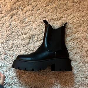 Svart oanvända boots - Ett par supersnygga svarta boots som jag inte använda pga för stora. Det är storlek 37 men passar 38-39. Betalning endast via swish. Möts upp i Stockholm eller Västerås. Fraktar ej💕☺️