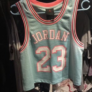 Jordan t-skorte  - Lyse grønn med rosa å hvite skrift 