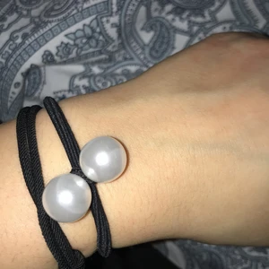Armband - Gulligt armband med två stora pärlor, den är några dagar gammal har aldrig använt den( bara på bilden) jätte fin och gullig. Passar väl till många klädesplagg eller sätta upp håret.🌟