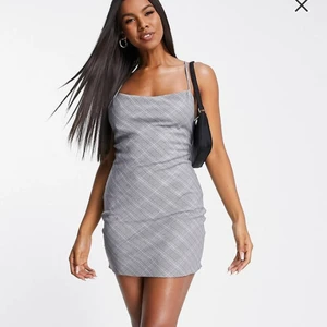 Grå klänning med snörning i ryggen - Miniklänning med snörning i ryggen, passar M/L, aldrig använd