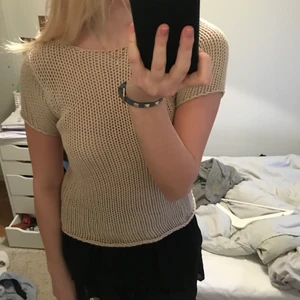 Stickad t-shirt - Fin lite grövre stickad t-shirt, kommer ej till användning så är i nyskick. Passar en storlek xs-s💕