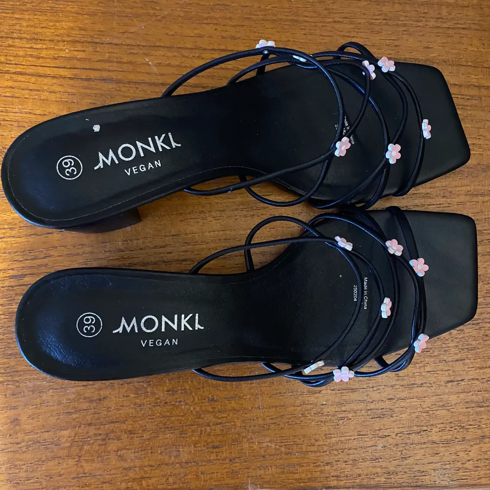 Urgulliga sandaler med klack från Monki, aldrig använda! . Skor.