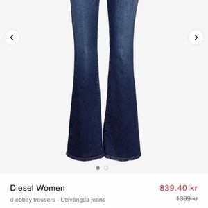  jeans! -  Nypris: 799kr! Använt få gånger, så i bra skick💗Ser exakt ut som dom på bilden! Sitter verkligen jätte bra överallt💗 Lite utsvängda i benen. Skriv för fler bilder eller frågor💗