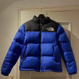 Blå North Face jacka i strl L (juniorstorlek). Passar xs/s damstorlek. Använd ett fåtal gånger. Köparen står för frakten!💙