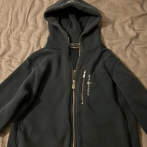 Sail racing kofta svart - Koftan är den gammla model av sail racing koftor och är väldigt sällsynt. Den har inga fläckar eller hål och är i ganska bra skick. Priset kan diskuteras