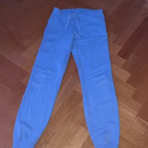 Cubus  - Ljus blåa mjukisbyxor sitter skönt. 