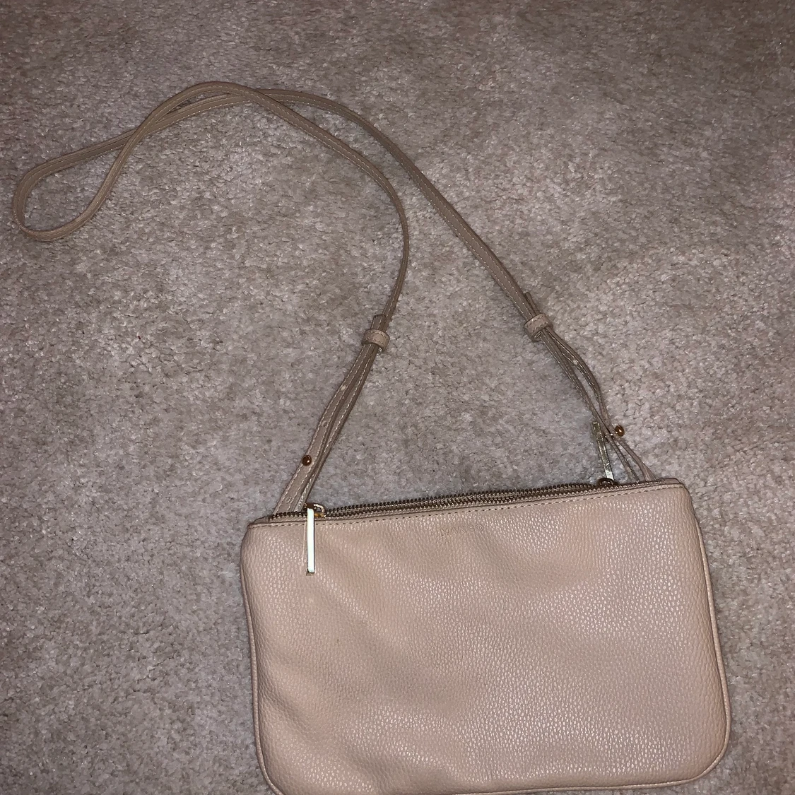 Beige väska från mango 