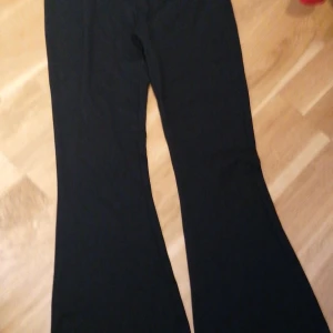 Svarta utsvängda tajta byxor.  - Köpta 2021. Aldrig använda. Snygga och i bra skick. 