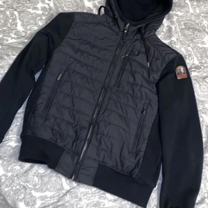 Parajumper  - Parajumper fleece  storlek M   Nypris: 3500kr säljer för runt 1,9 kan gå med på trades samt 