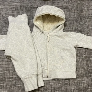 Babie pyjamas i storlek 68 - Barn pyjamas i storlek 68 i nytt skick. 