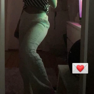 Vita linne byxor  - Vita linne byxor! 🤍sitter exakt så som jag vill ha dem, lösa men ändå tighta. 🙌🏻See through när man böjer sig alldeles för mycket, så det kan vara lite negativt vid vissa lägen❗️köpta i augusti och de använda ett antal gånger. Trots användningen så är de fortfarande i lika bra skick❗️inga fläckar, hål eller fel😍köpta för ungefär 200kr!🤍