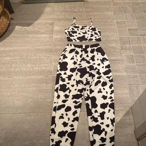   ko sett Tröja strl 140 byxor strl 158 - Köpt i sommaras Använd en gång som i nytt Skick.