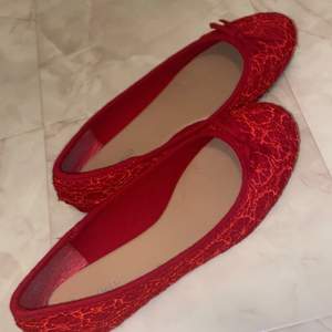 Ett par röda ballerina skor från Anna Fields. Aldrig använda! Köpta för 600kr säljer nu för 250kr.💞