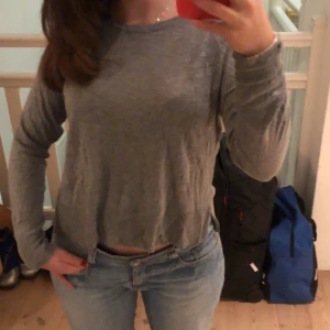 Grå stickad tröja - Den perfekta bas tröjan från zara! Den är i bra skick och knappt använd, frakt tillkommer💞💞