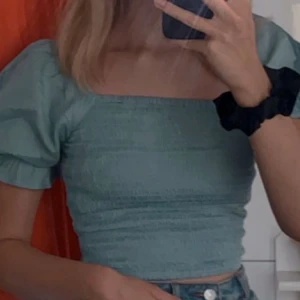 Blå top Gina tricot  - Köpte den för 300 ungefär tror jag och säljer den nu för 100 kr. Storlek xs från Gina tricot. Bara använt ett få antal gånger❤️