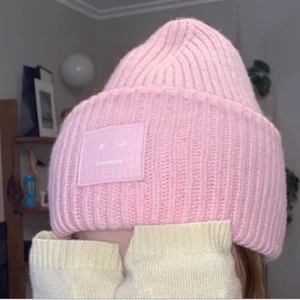 Rosa acne mössa  - Säljer min fina rosa acne mössa. Köpt i höstas på acne vid Nk, jätte fint skick och bra kvalite👍🏼💓💓kan förhandla om pris. Nypris: 1200