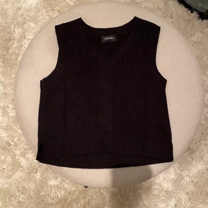 Svart väst från Monkl - Snygg svart väst från Monkl, som är helt oanvänd alltså bara testad. Storlek M, men passar som en liten M eller s. Säljer då den inte kommer till användning. Kan mötas upp i Sthlm eller så står kunden för frakten. Vid snabb affär 50 kr exklusive frakt💕