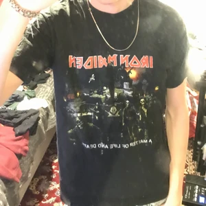 Iron Maiden T-Shirt - Värsting Iron Maiden tisha med dope tryck. Står M men passar mer som en L