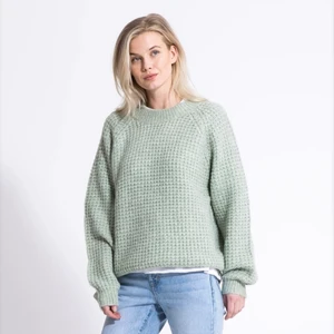 Grön stickad tröja - Säljer nu min varma gröna stickade tröja från lager 157 då den inte kommer till användning, den liter lite oversized på mig som är 170cm. Använd ett fåtal gånger. Köparen står för frakt💕