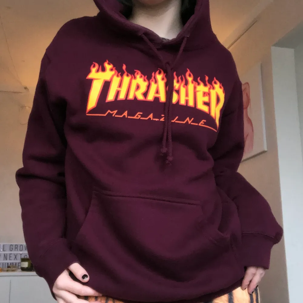 säljer min vinröda thrasher hoodie då jag har en svart thrasher hoodie jag använder mer. den är i bra skick, storlek S oversized så typ storlek M💕 köpt för 999kr, säljer för 400!!. Hoodies.