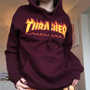 thrasher hoodie - säljer min vinröda thrasher hoodie då jag har en svart thrasher hoodie jag använder mer. den är i bra skick, storlek S oversized så typ storlek M💕 köpt för 999kr, säljer för 400!!