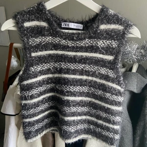 Randig glittrig väst - Super snygg glittrig väst som dessvärre inte kommer till användning:( köpte den på plick men känner att det inte riktigt är min stil och bättre att någon annan har den och använder den mer☺️