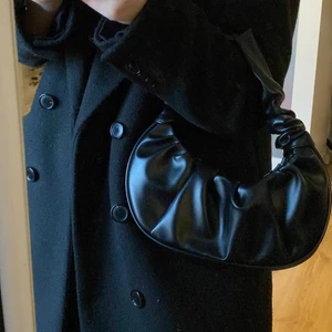 Liten väska  - Svart liten väska med knäppe🖤🖤