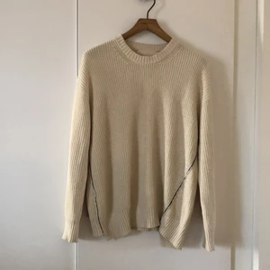 Adnym Atelier  - Adnym Atelier stickad med coola detaljer så som svarta sträck over sweatern och olika längd på fram- och baksidan! I strl S men i herrmodell så lite större. Nypris 1600kr💖