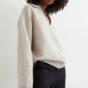 Stickad tröja - Beige stickad tröja i väldigt fint skick (frakt tillkommer🤍)