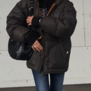 SÅ SNYGG JACKA  - Jättefin oversize jacka i storlek XL (jag är storlek s så den sitter som en större oversize) jackan har ett litet hål på baksidan och är i acceptabelt skick därav priset! 💓 FRI FRAKT 