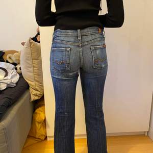 Säljer mina assnygga lågmidjade jeans pga att de är förkorta :(. Jeansen är bootcut och har ett midjemått 36,37 och en innerbensmåttet är 78. Det är en lagning under höger ficka, men den märks inte av🥰 Hör av er om ni har frågor💕✨