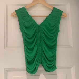 Grön Y2K top - Så snygg topp! stretchigt tyg. Passar S-M. Frakt 66 kr tillkommer på priset/budet! 