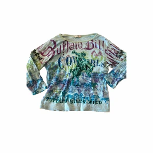 Tröja med tryck - Skitball tröja med vintage tryck. Den är 3/4 i ärmarna. Köpt på second hand. Fint skick. Den har lite paljetter på! Väldigt y2k🤩 finns ingen storlekslaol men tror det är storlek M