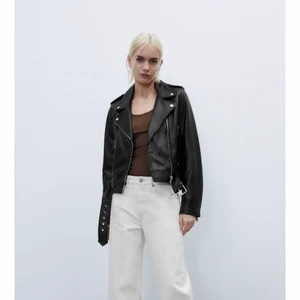 skinnjacka från Zara strl M - köpte den i somras och har använt den 2-3 gånger sen dess annars har den bara hängt.kan skickas eller mötas runt jönköping