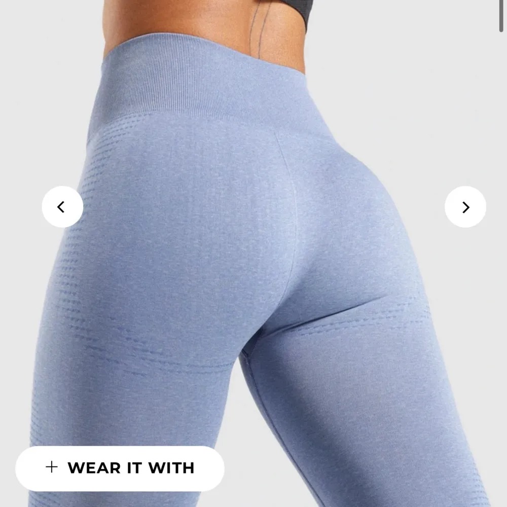 Säljer ett par gymshark tights i modellen vital seamless 2.0 och färgen blue marl. Sparsamt använda och ser ut precis som nya, inga hål eller skråmor. Storlek xs men skulle passa en s också. Säljes då de inte kommer till användning💜Kom gärna med prisförslag, vill bara då de sålda💜. Jeans & Byxor.