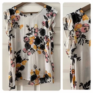 Topp fr. Vila - Blommig topp fr. Vila i tunt och svalt material. Strl. S, upplever den åt det lite större hållet (kunde ha den i mitten av min graviditet). Eventuellt något tvättblekt. I övrigt fin. 