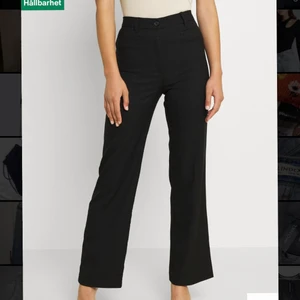 Svarta kostymbyxor, monki storlek 40. - Svarta kostymbyxor från monki i storlek 40. Välanvänd men fortfarnde bra skick.