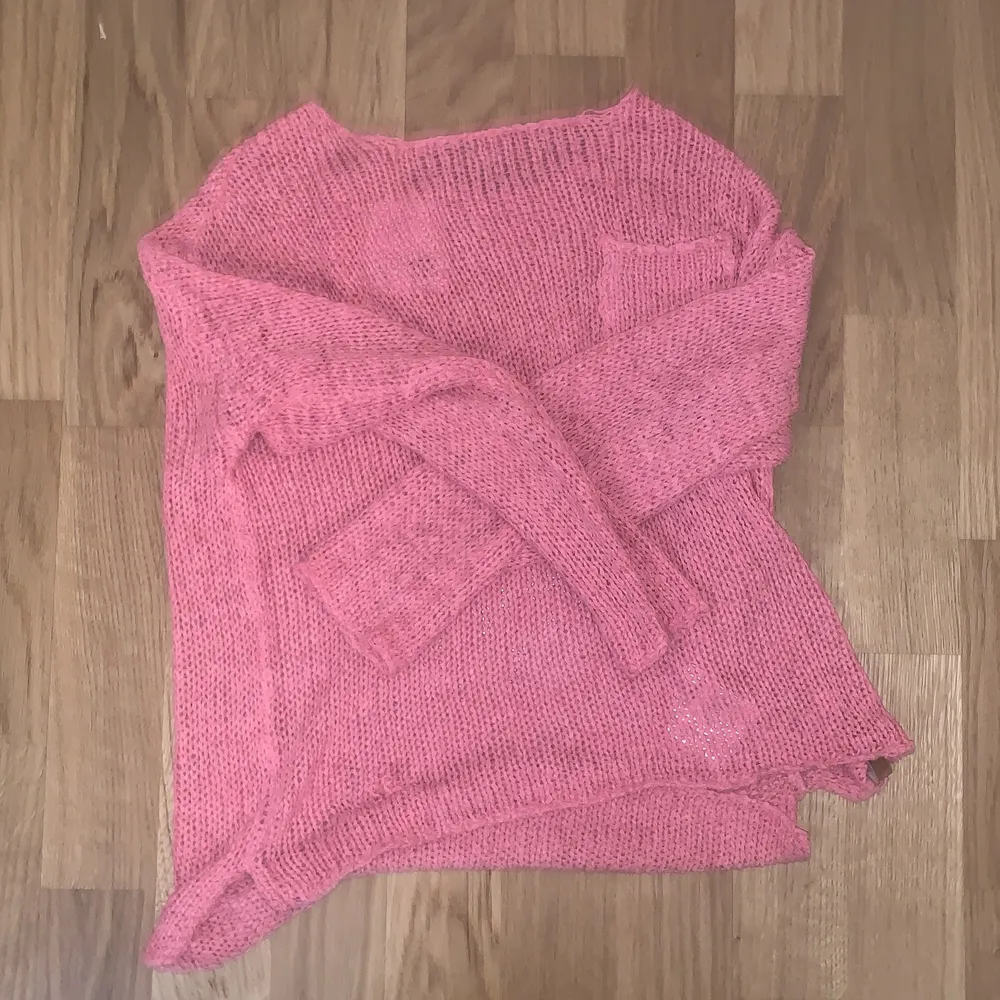 Säljer denna rosa långärmade tröja lite tunn dock, man kan se igenom men borde funka med t-shirt under!💕😅. Tröjor & Koftor.
